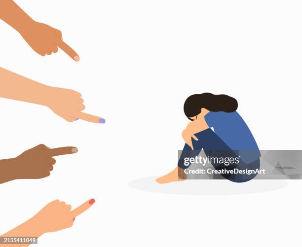 illustrations, cliparts, dessins animés et icônes de femme triste entourée de mains avec des index pointés vers elle. jugement social et concept de blâme de la victime - entourer