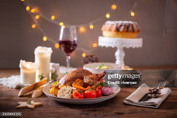 roast chicken for christmas dinner - prato principal - fotografias e filmes do acervo