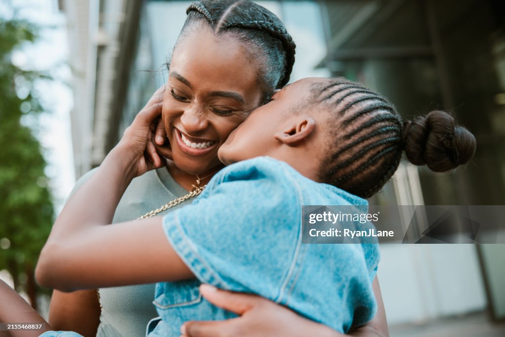 Hija besa a su madre