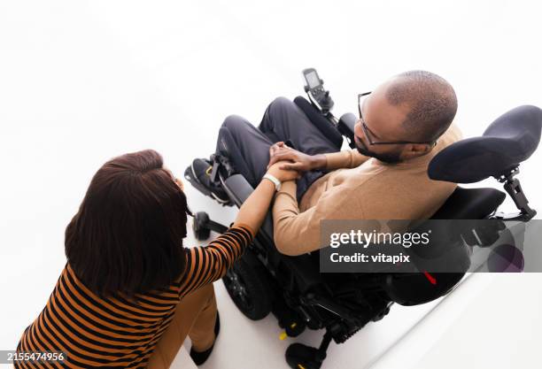 homme handicapé et sa femme aimante - sclérose en plaques photos et images de collection