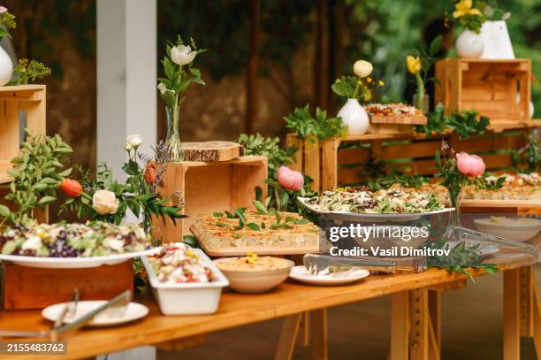 buffet pour la fête décoré de plantes fraîches. - restauration photos et images de collection