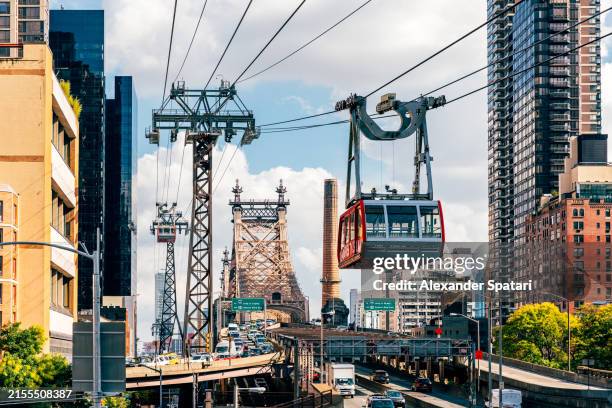 roosevelt island cable car with queensboro bridge, new york city, usa - queens nova iorque imagens e fotografias de stock