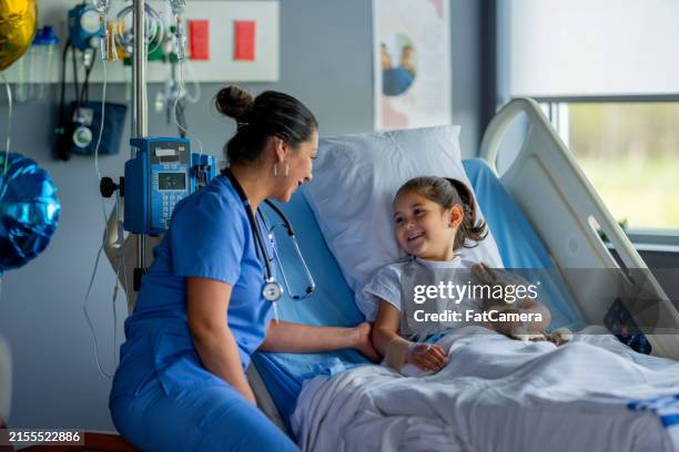 making rounds - kinderarts stockfoto's en -beelden