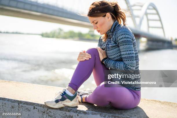 verletzungen-sport - wade menschliches körperteil stock-fotos und bilder