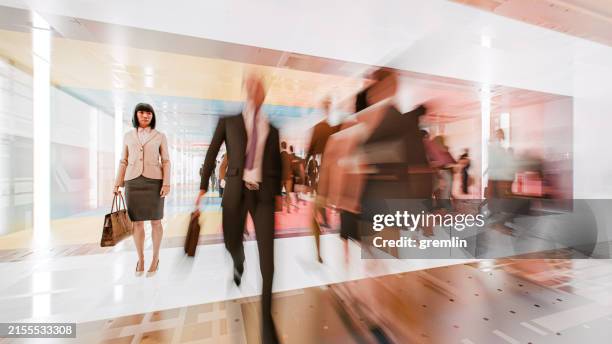 motion blur del pendolare a piedi durante l'ora di punta - corsa contro il tempo foto e immagini stock