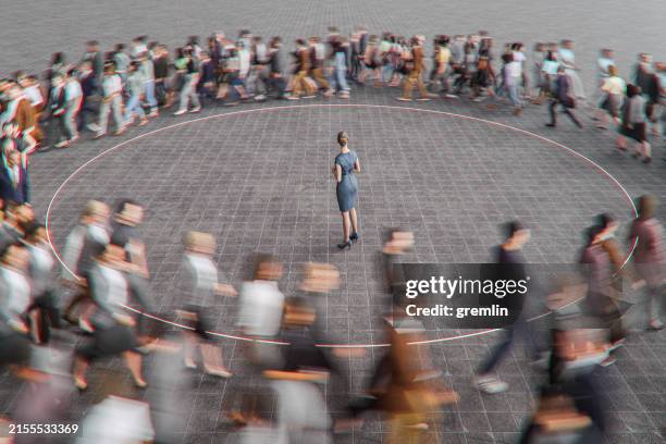 businesswoman watching people running around in circles - herhaling begrippen stockfoto's en -beelden