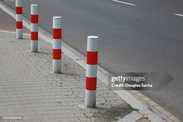safety bollard protecting pedestrians from motor vehicles - poste de madera fotografías e imágenes de stock