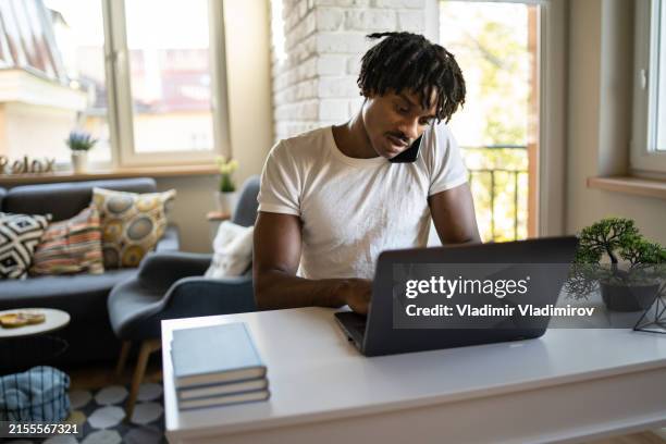 freelancer working from home - die neue normalität stock-fotos und bilder