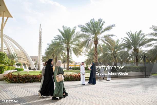 people enjoying the grounds of modern saudi university - riyadh stock pictures, royalty-free photos & images
