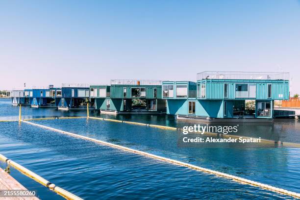 alternative housing - cargo containers houses along the canal in copenhagen, denmark - circulaire economie stockfoto's en -beelden