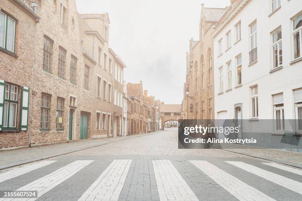 empty street of morning street in city of bruges, belgium - benelux photos et images de collection
