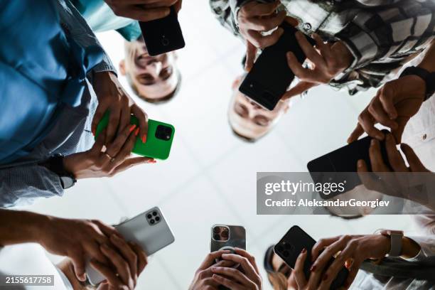 des hommes d’affaires photographiant leurs moments de succès - surfer sur le net photos et images de collection
