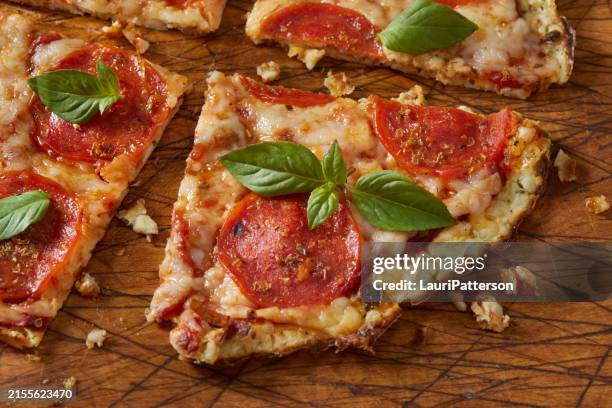 o viral cottage cheese flat pão pizza - dieta-de-baixos-carboidratos - fotografias e filmes do acervo