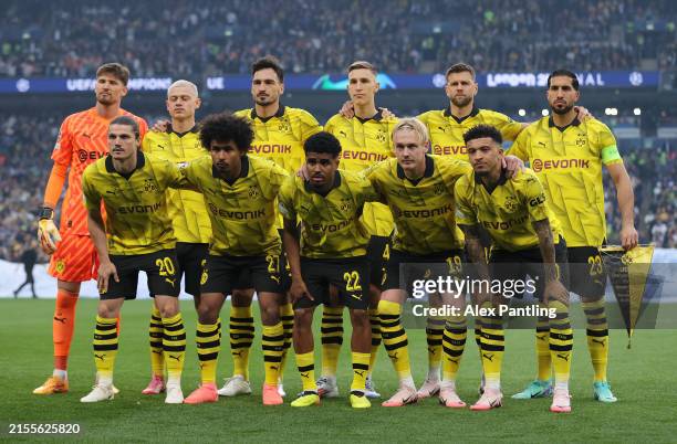 Players of Borussia Dortmund pose for a team photograph prior to the UEFA Champions League 2023/24 Final match between Borussia Dortmund and Real...