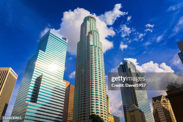 rascacielos del centro de los ángeles gran angular con fondo dramático - torre del us bank fotografías e imágenes de stock