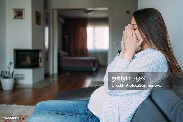 depressive junge schwangere frau zu hause. - brechreiz stock-fotos und bilder