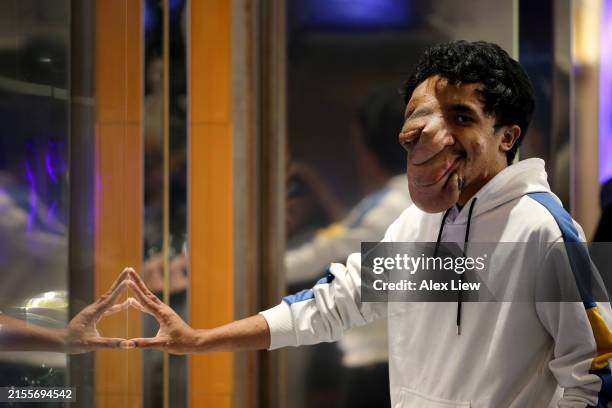 disability - schaufenster stock-fotos und bilder