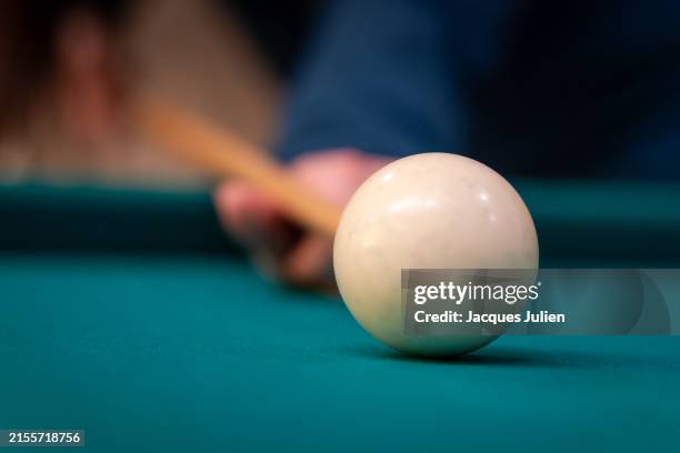 playing billard cue ball - billard photos et images de collection