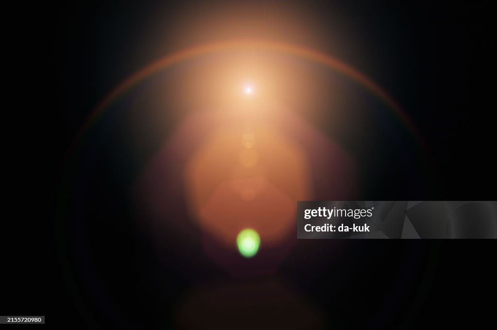 Destello de lente sobre fondo negro. Elemento de diseño superpuesto