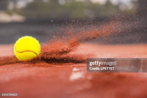 clay tennis court - balle de tennis photos et images de collection