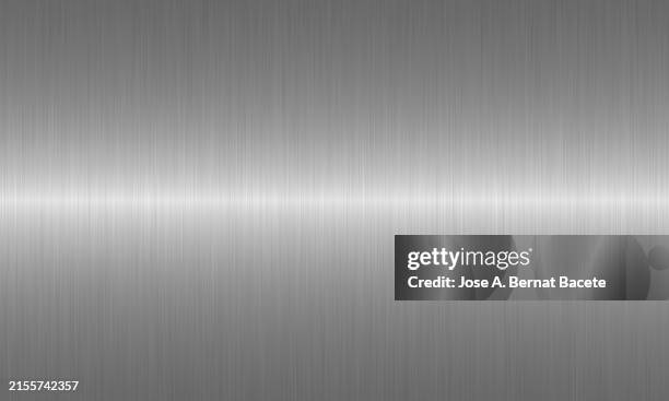 textures of a silver metallic sheet with vertical stripes. - couleur argentée photos et images de collection