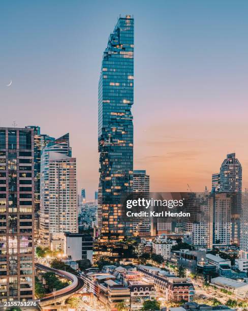 bangkok skyline at dusk - bangkok stock-fotos und bilder