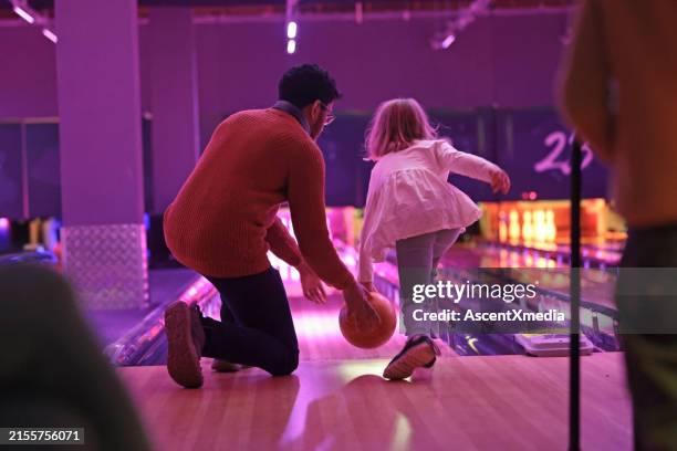 family at bowling alley - bowlingbahn stock-fotos und bilder