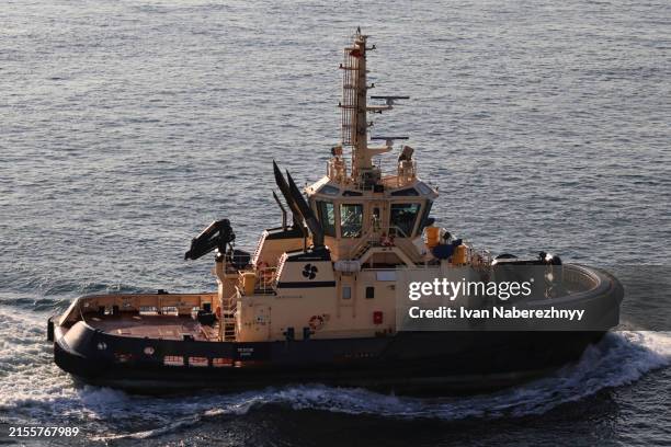 tug boat in action - sleepboot stockfoto's en -beelden