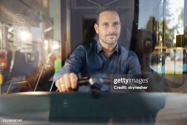 männlicher fahrer fährt einen bus. - busfahrer stock-fotos und bilder