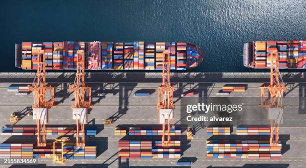 digital generierte luftaufnahme von schiffscontainern in einem hafen - fracht stock-fotos und bilder