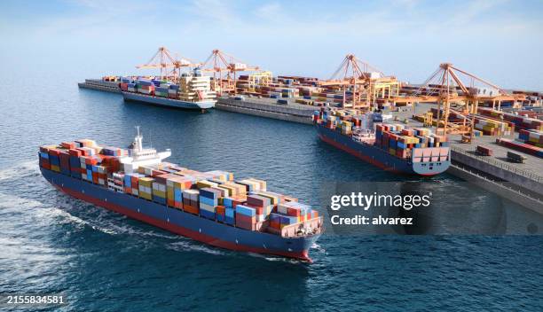 digital erstelltes bild eines containerschiffs, das sich einem belebten hafen nähert - nautische ausrüstung stock-fotos und bilder