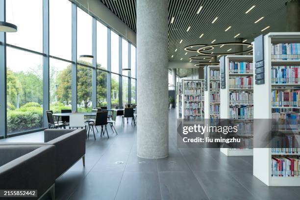 sofás en la zona de ocio público de la biblioteca - escuela fotografías e imágenes de stock