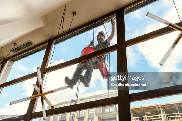 window washer - window cleaner skyscraper stock pictures, royalty-free photos & images