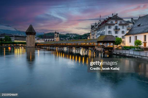 chapel bridge in the historic city center of lucerne, switzerland - kapellbrücke stock-fotos und bilder