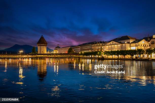 kapellbrucke (chapel bridge) at night, lucerne, switzerland - kapellbrücke stock-fotos und bilder