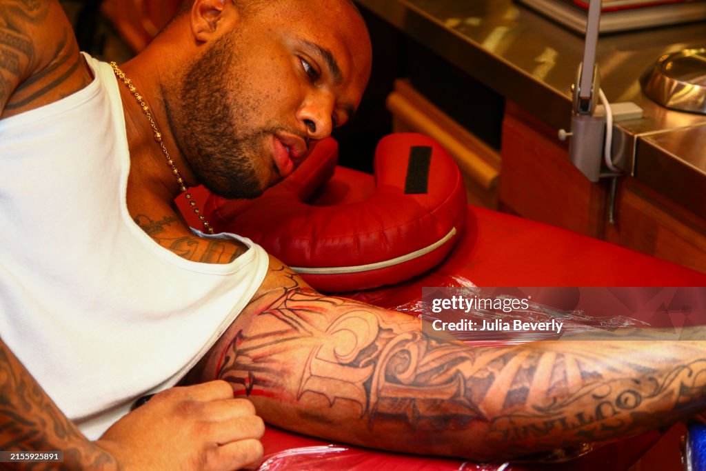G Slim Rapper Rapper Slim Thug receiving a tattoo drawn by tattoo artist Mister ...