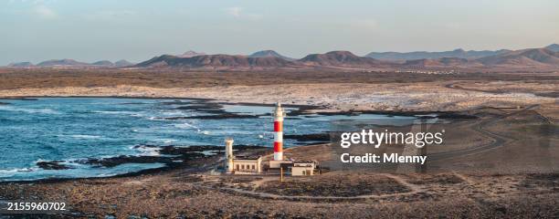 leuchtturm von tostón fuerteventura el cotillo bei sonnenuntergang panorama kanarische inseln - insel fuerteventura stock-fotos und bilder