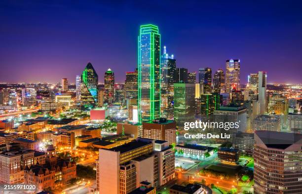 dallas downtown aéreo al anochecer con cielo azul y púrpura - dallas fotografías e imágenes de stock