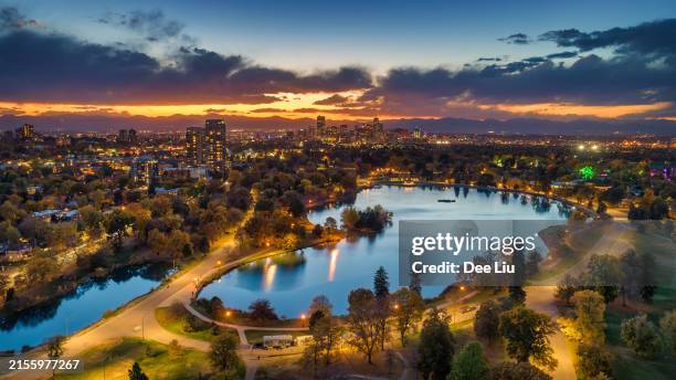 denver antenne in der abenddämmerung mit park und see - denver stock-fotos und bilder