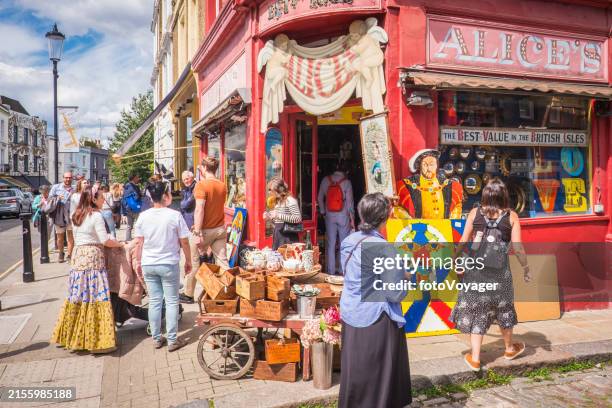 les gens du marché de portobello road à londres flânent dans un magasin d’antiquités coloré - notting hill photos et images de collection