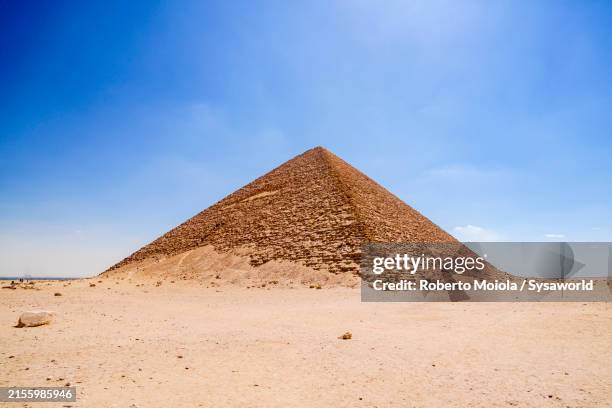 red pyramid, dahshur, egypt - forma piramidal fotografías e imágenes de stock