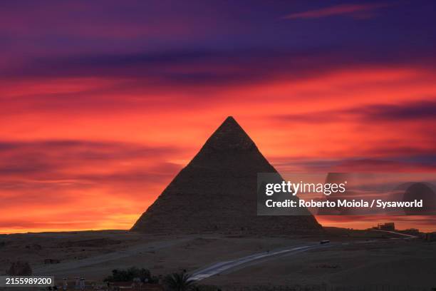 great pyramid of giza at sunset - pyramiden stock-fotos und bilder