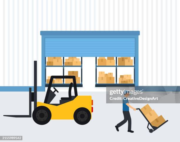 lager mit kisten auf regal. gabelstapler steht außerhalb des lagergebäudes und mitarbeiter schiebt sackkarre mit kartons - gabelstapler stock-grafiken, -clipart, -cartoons und -symbole