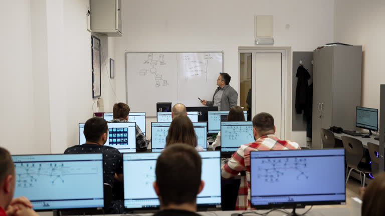 https://media.gettyimages.com/id/2155990874/video/teacher-lecturing-class-at-computer-lab.jpg?b=1&s=640x640&k=20&c=FZKSfGjEp4sXKamg4BoucnzUKfSTJbZzrSjEsHGZZ4Y=