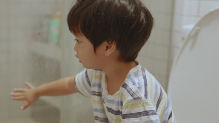 83 Kinder Beim Pissen Stock Videos Footage 4K Video Clips Getty 83-kinder-beim-pissen-stock-videos-footage-4k-video-clips-getty