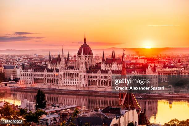 budapest skyline with hungarian parliament building and danube river at sunrise, aerial view, hungary - budapest photos et images de collection
