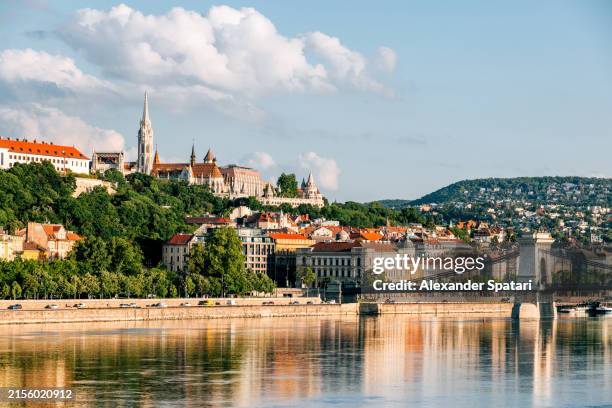budapest cityscape with fishermen's bastion, szechenyi chain bridge and danube river on a sunny summer day, hungary - budapest photos et images de collection