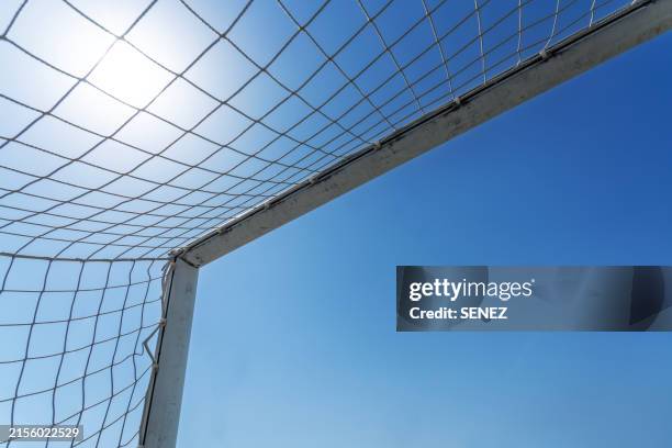 soccer goal net against blue sky - gol de fútbol fotografías e imágenes de stock
