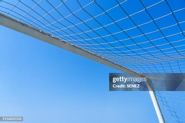 soccer goal net against blue sky - gol de fútbol fotografías e imágenes de stock