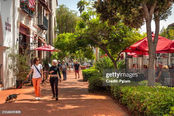 santa barbara, california, negozi di lusso e caffè e ristoranti di lusso nel quartiere dello shopping del centro città - santa barbara foto e immagini stock